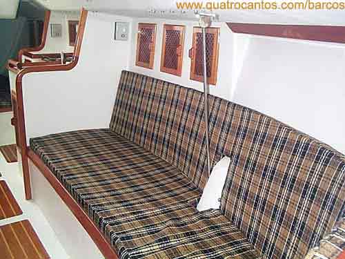 Interior do veleiro Carabelli 35