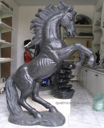 Cavalo confeccionado em biotita
