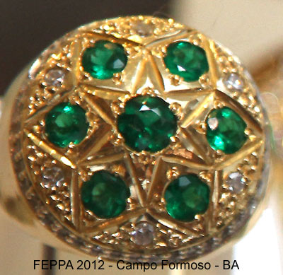 Anel de ouro com esmeraldas.