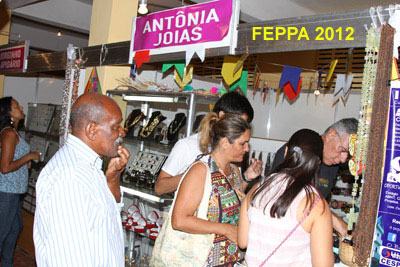 Jóias e artesanato mineral.