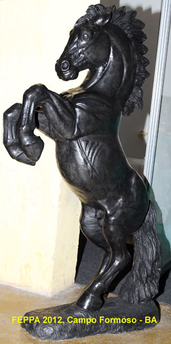 Cavalo esculpido em biotita xisto.