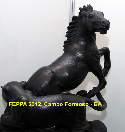 Cavalo esculpido em biotita xisto.