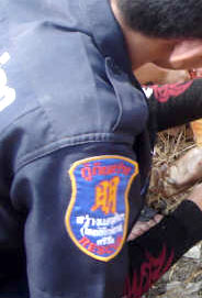 Detalhe da roupa de membro da equipe do Sawang Boriboon Foundation South Pattaya.