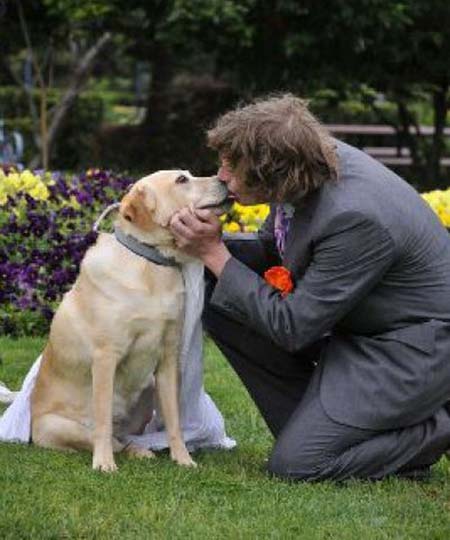 Casamento de Josph Guiso com o cachorro Honey