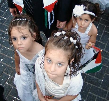 Crianças palestinas em festa de casamento 
